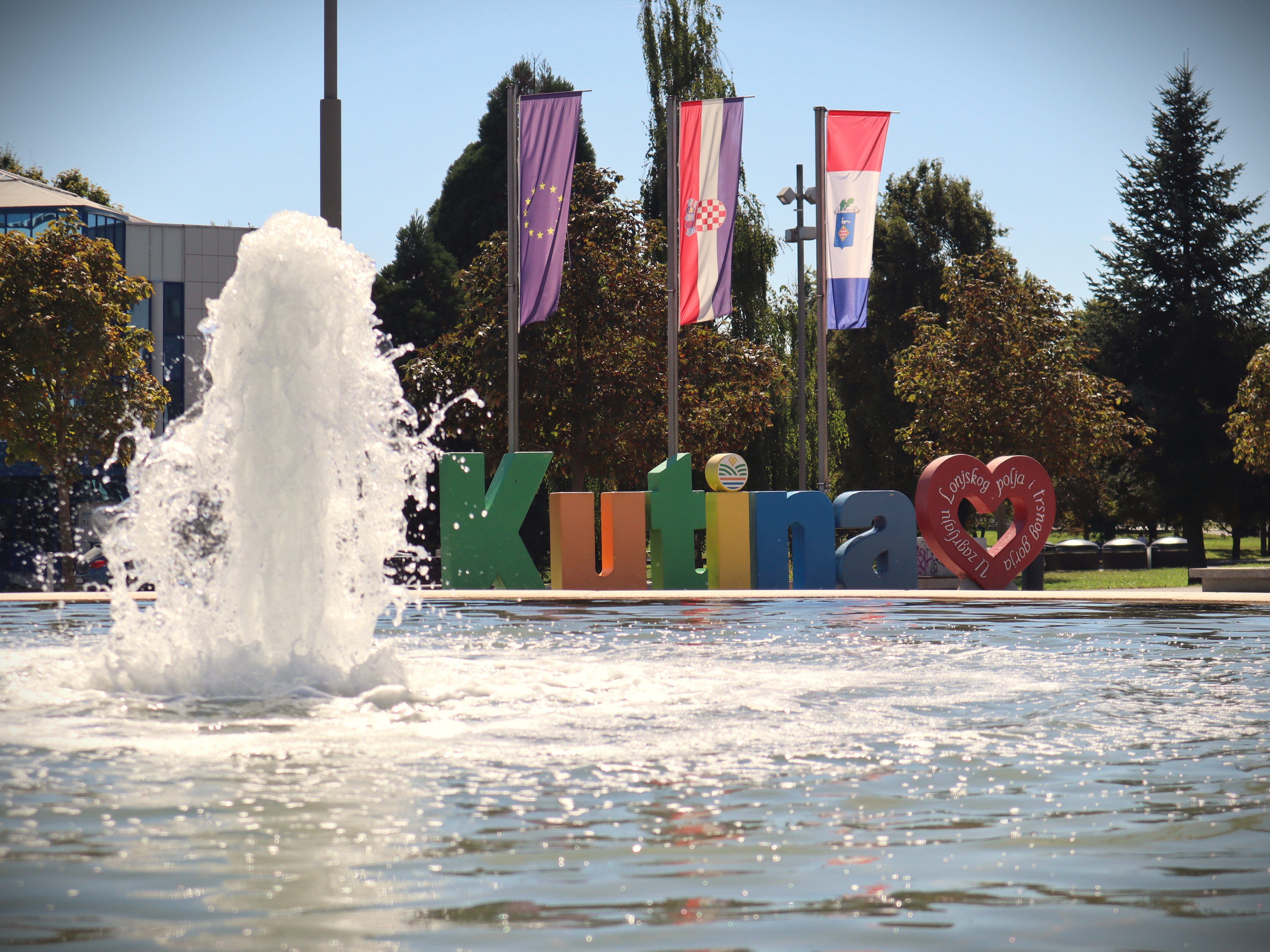 Naslovna, Turistička zajednica grada Kutine, TZGK, TZK, Turizam, Hrvatska, Moslavina, Kutina, Trg dr. Franje Tuđmana, Slova na trgu, trg u Kutini