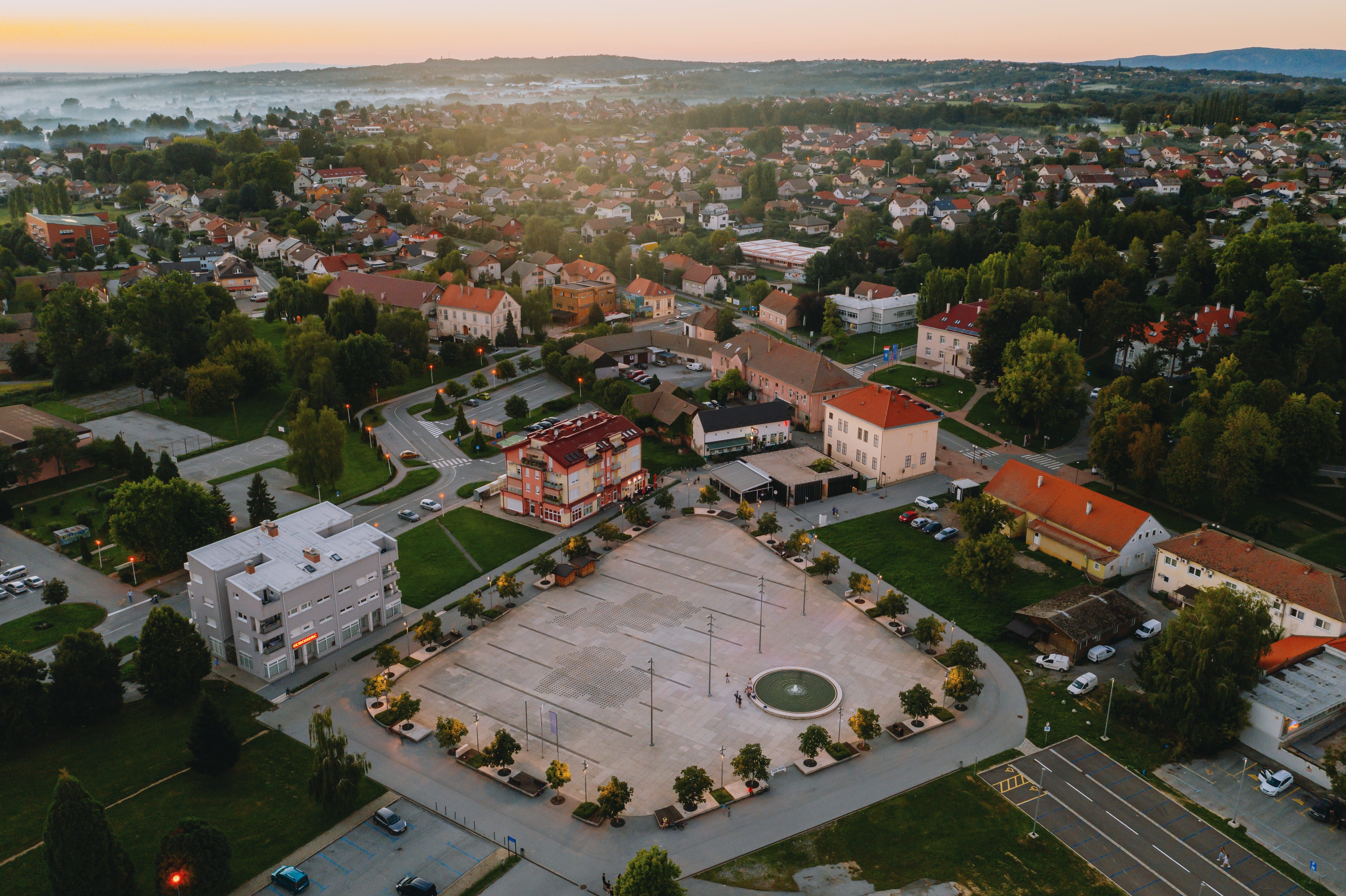 Turistička zajednica grada Kutine, TZGK, TZK, Turizam, Hrvatska, Moslavina, Kutina, Trg dr. Franje tuđmana, Trg u Kutini, gradski trg Kutina, centar Kutina