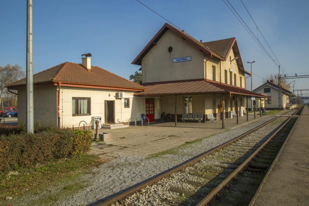Dolazak u Kutinu, Turistička zajednica grada Kutine, TZGK, TZK, Turizam, Hrvatska, Moslavina, Kutina, željeznička stanica Kutina, željeznički kolodvor Kutina